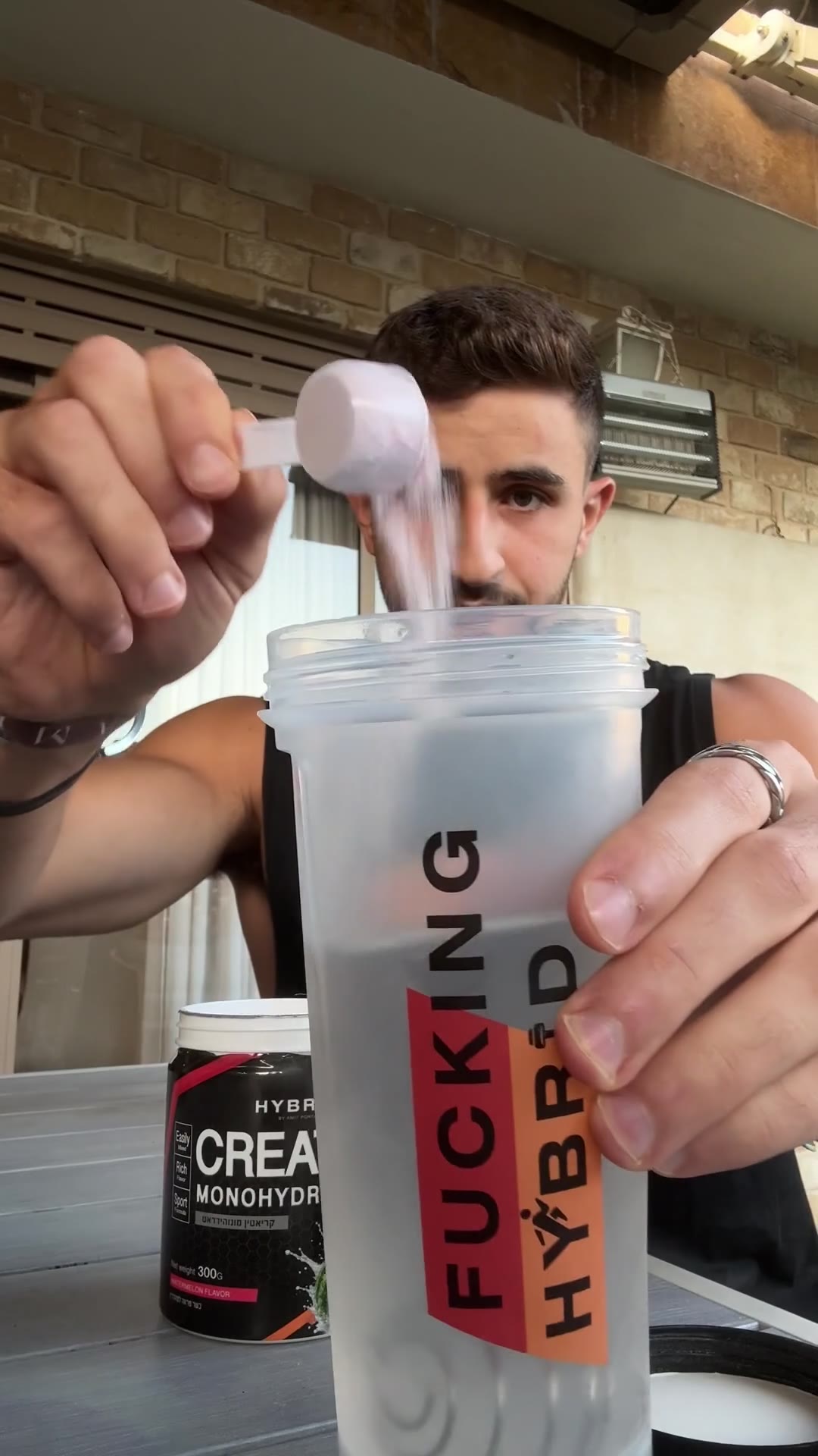 מתאמן מוזג סקופ קריאטין הייבריד לשייקר